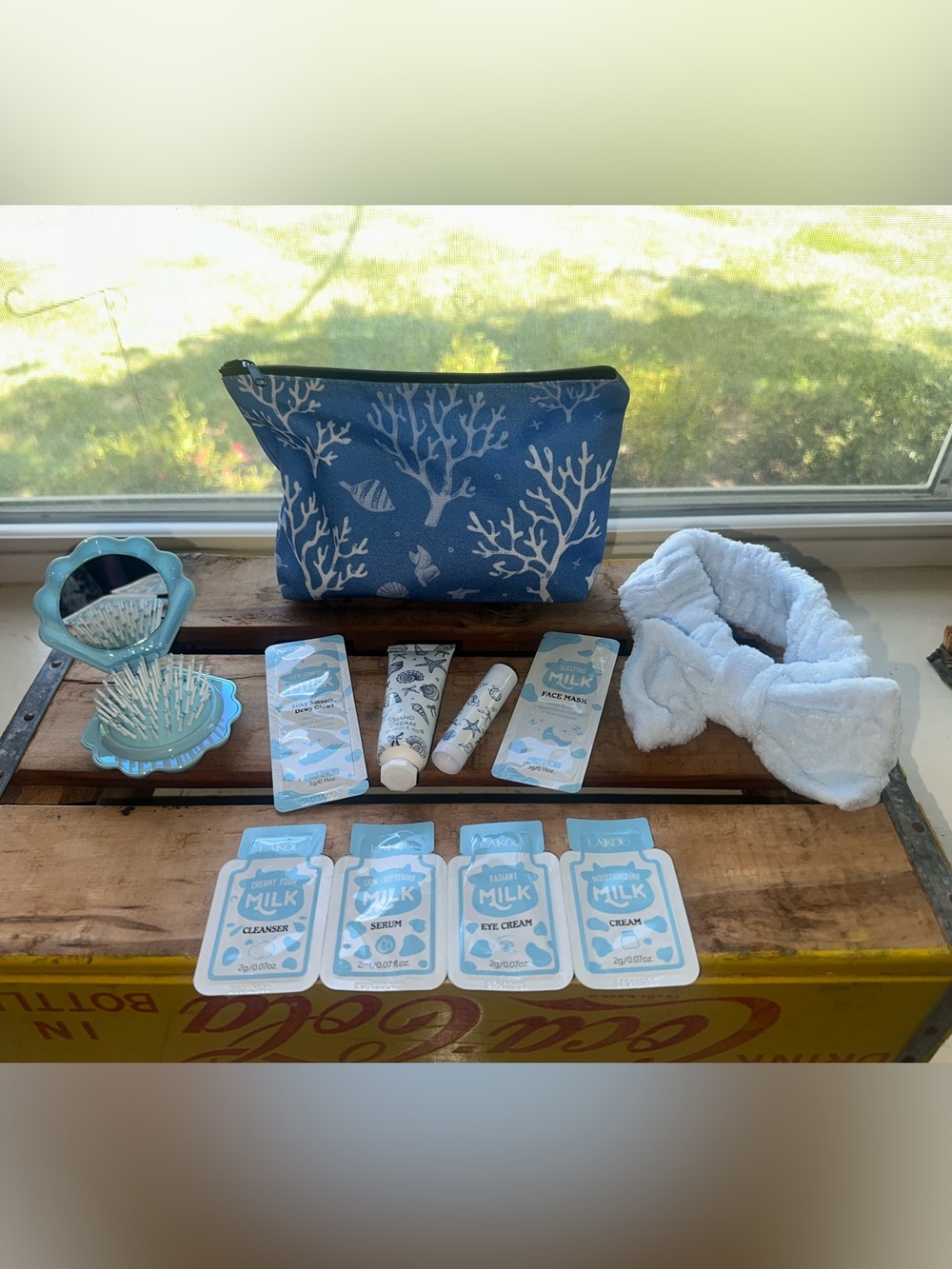 Cosmetic bag (1) with a seashell brush, headband, hand lotion, lip balm, skincar - Picture 4 of 14